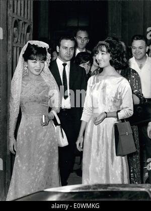 Septembre 09, 1963 - Rome, 22 Sept 1963  = madame Ngo Dinh Nhu du Sud Vietnam, et sa fille, sont à Rome, pour petit séjour, en route pour Paris New York. OPS  = Madame et M.lle Nhu dans l'Église, Saint Grisogono au cours de la Sainte Messe. Banque D'Images