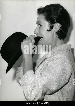 08 août, 1963 - Caterina Valente, le célèbre chanteur allemand, était l'invité hier soir au spectacle musical qui a eu lieu dans un théâtre ouvert - à Rome. photo montre funn zone expression de la ''briva'' actrice. Banque D'Images