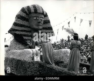 July 08, 1963 - Bataille de circulant dans Jersey - Hier, le ''traditionnelle Bataille de fleurs'' a eu lieu à Jersey, Channel Islands. Photo montre :- l'un des 'Flotte' splendeur égyptien entré par la paroisse de Saint Pierre dans la classe de clocher. Banque D'Images