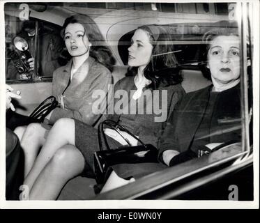 Octobre 04, 1963 - Cas Keeler - Troisième jour : le cas dans laquelle Christine Keeler, Paula Hamilton Marshall et Brooker Olive sont accusés d'avoir conspiré pour entraver le cours de la justice, beagan c'est troisième jour à Marylebone aujourd'hui. La photo montre les trois accusés de quitter la maison de comparaître en cour aujourd'hui. (Lfet à droite) Keeler, Hamilton-Marshall et Brooker dans la voiture aujourd'hui. Banque D'Images