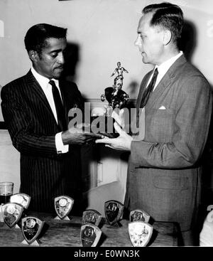 Sammy Davis Jr., présentant le trophée Diamond Music Company à David White Banque D'Images
