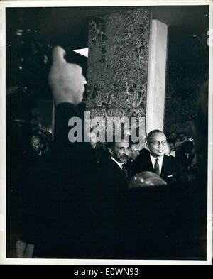 10 octobre 1963 - L'Empereur Hailé Sélassié d'Ethiopie visites Siège de l'Organisation des Nations Unies : Sa Majesté Impériale Haile Selassie I, l'empereur d'Éthiopie a effectué une visite officielle au siège de l'Organisation des Nations Unies aujourd'hui. Il a été accueilli à l'Organisation des Nations Unies par le Secrétaire général U Thant. Mis Majesté Impériale Haile Selassie I, empereur d'Ethiopie (centre, face à la caméra) est accueilli au Siège de l'Organisation des Nations Unies par le Secrétaire général U Thant dans le hall du bâtiment du Secrétariat. Banque D'Images