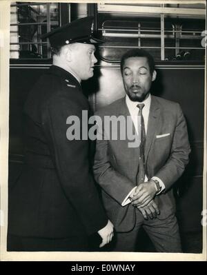 10 octobre 1963 - affaire Keeler ouvre à Marylebone. Photo montre homme de couleur, on croit être Camacchio Clarence arrive pour l'audience avec un gardien de la prison. Banque D'Images