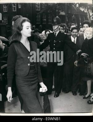 10 octobre 1963 - Keeler Cask - Deuxième jour : le cas dans laquelle Christine Keeler, son amie Paula Hamilton Marshall, de ménage et d'Olive Brooker, West Indian Rudolph Fenton sont accusés d'avoir conspiré pour entraver le cours de la justice, c'est entré deuxième jour à Marylebone Cour. Photo montre Christine Keeler arrive pour l'audience d'aujourd'hui. Banque D'Images