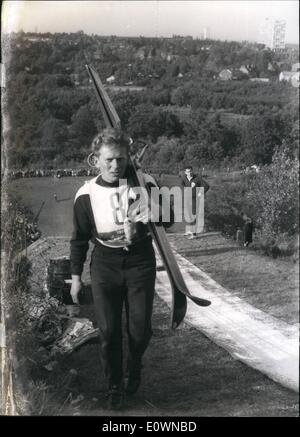 10 octobre 1963 - Olympic-Winner National-Team allemand Georg Thoma et faites un saut à ski sur tapis en plastique à Berlin. L'équipe nationale allemande de ski-cavaliers faites un saut sur le ski-jump sur Trummerberg dans le Berlin Grunewald. L'équipe d'Allemagne n'est guère de formation parce qu'il y a seulement 4 mois pour l'Olympic-Winter-Jeux à Innsbruck. OPS :- sur la plastique de Berlin-ski-jump vainqueur olympique Georg Thoma. Banque D'Images