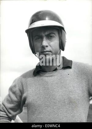 10 octobre 1963 - Antonio Ascary âgés de 21 le fils du célèbre pilote automobile champion Alberto Ascari sur 1955 morts durant l'essai d'une Ferrari sur l'autodrome de Monza, veut imiter son grand père. En dépit de mauvais destin qui semble suivre la famille Ascari (son grand-père mort à 1929 test d'une voiture et a été un grand champion depuis plusieurs années), le jeune Antonio suit un cours de formation spécial pour les conducteurs d'automobile de l'autodrome de Vallelunga Accueil, sous la direction de Roberto Lippi le célèbre entraîneur qui a été pendant des années un champion italien. Banque D'Images