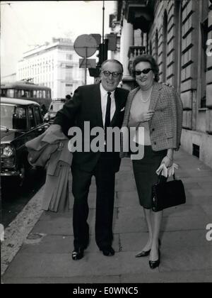 10 octobre 1963 - célèbre acteur américain Harold Lloyd d'arrivés à Rome à ro une publicité gratuite de son dernier film ''Cette Mad, Mad, Mad world'', qui sera présenté au public italien demain dans un théâtre romain Harold Lloyd est accompagné de son épouse. Banque D'Images