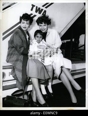 10 octobre 1963 - Polly Bergen,(à droite) qui a joué à la télévision dans la Helen Morgan Stoy, jeudi soir dernier, obtient le New York Critics' critique de sa fille, Kathy, 9, à son arrivée  via TWA de Los Angeles. L'émission diffusée en direct de comme Hollywood. À gauche est Sylvia Sydney, qui a joué la mère d'Helen. Banque D'Images