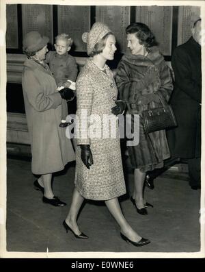 Le 12 décembre 1963 - Les membres de la famille royale partir pour Sandrengham. : Les membres de la famille royale dont la Reine Mère - Marina - Princess Princess Margaret et lord Snowdown et la duchesse de Kent avec les enfants, comte de St Andrews a quitté Liverpool Street Station à Sandringham cet après-midi. La photo montre la Princesse Marina revient pour le Comte de Saint Andrews que ce dernier est arrivé avec la duchesse de Kent à la gare de Liverpool Street, cet après-midi. Banque D'Images