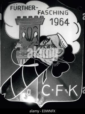 Décembre 17, 1963 - Le Karnaval-Decoration...de la ''nouvelle'', un Kleeblatt Karnaval-club de Furth (Allemagne), montre le Chancelier fédéral, M. Ludwig Erhard, qui est né à Furth. Erhard dans un cigare, embrasse la tour de la mairie. Non loin de la tour-hall accueil Erhard's de ses parents est debout. Banque D'Images