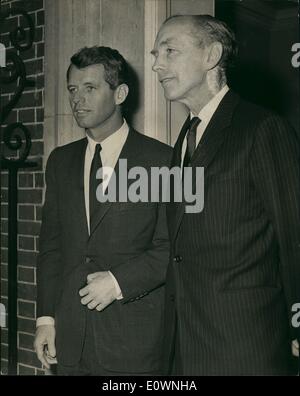 01 janv., 1964 - Procureur général américain appelle Au n°10 : Monsieur Robert F. Kennedy le procureur général des États-Unis - et frère de l'assassiné Presse. John Kennedy - qui est à Londres pour des entretiens avec le gouvernement - ce matin, a appelé au n° 10. Photo montre M. Robert F. Kennedy - et le Premier Ministre, Sir Alec Douglas - Accueil à la porte du n° 10 de ce matin. Banque D'Images