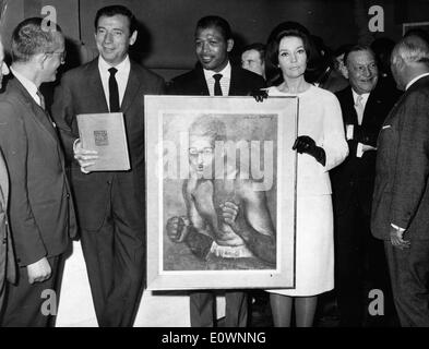 Sugar Ray Robinson recevant un portrait de l'acteur Yves Montand Banque D'Images