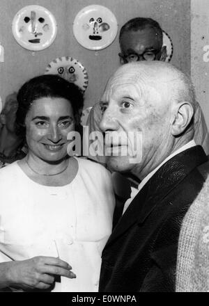 Artiste Pablo Picasso avec son épouse Jacqueline Roque lors d'une ouverture de l'art Banque D'Images