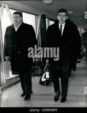 01 janv., 1964 - Frank Sinatra,, JR. Arrive avec son garde du corps : Frank Sinatra Jr.,m est arrivé à l'aéroport de Londres aujourd'hui pour une visite de la Grande-Bretagne avec l'orchestre de Tommy Dorse et la chanteuse Helen Forrest. Sinatra était accompagné bu son garde du corps, catcheur de Pucci. Phot montre Junior Sinatra et son garde du corps om l'arrivée à l'aéroport aujourd'hui. Banque D'Images