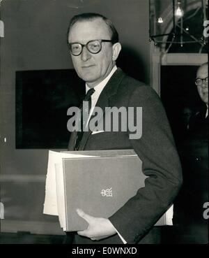 01 janvier 1964 - Le Cabinet se rencontrent plus de Cyrus crise. Le premier ministre, Sir Alec Douglas-Home a interrompu ses vacances écossais pour présider une réunion du Cabinet au 10, Downing Street, après qu'il a reçu le rapport du Secrétaire du Commonwealth M. Duncan Sandys, qui est revenu au cours de la nuit, après sa visite à Chypre, où il a été personnellement superviser le cessez-le-feu. Photo montre. Lord Carrington arrive pour réunion du cabinet au n° 10 Downing Street. Banque D'Images