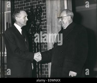 01 janvier 1964 - Le ministre italien des affaires étrangères à Londres. Signor Saragat, le ministre italien des affaires étrangères est venu à Londres pour des entretiens avec des membres du gouvernement, après qu'il assistera à une réunion du Conseil de l'Union de l'Europe occidentale. Photo montre :- Signor Saragat rencontre le Premier ministre Sir Alec Douglas-Home au n° 10 Downing Street. Banque D'Images