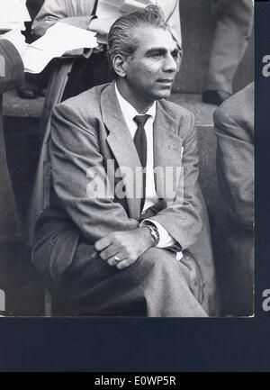 Nov 03, 1963 - Londres, Angleterre, Royaume-Uni - Cheddi Jagan BAHARAT, le Premier Ministre de la Guyane britannique, prend une pause après il marcha aux côtés de cinq mille personnes pour une démonstration de l'apartheid de Hyde Park à Traflagar Square. Banque D'Images