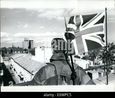 01 janv., 1964 - Retour à la normale de Nicosie à Chypre : La vie à Nicosie, la capitale de Chypre est de retour à la normale après la récente flambée de trouble.Le maintien de la paix les troupes britanniques ont pris des positions plus[auparavant détenus par les Grecs et Turcs, et sont en commandement du général Young qui a établi son Q.G. de la près de la frontière entre le secteur grec et turc.Photo montre un soldat britannique près d'un Union Jack donne d'un grand bâtiment situé sur la ''Mason Dixon'' ligne séparant le secteur grec et turc de Nicosie. Banque D'Images