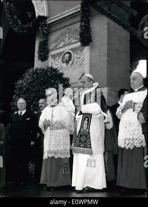 11 novembre 1963 - Le Pape Paul VI s'est rendu à jour en visite au cimetière de Rome, étant l'anniversaire de la commémoration et de l'Defunets a célébré la Sainte Messe dans la Basilique San Lorenzo. De l'entrée du cimetière, il a donné le Saint bénédiction au cimetière à l'intérieur et aux gens présents. Banque D'Images