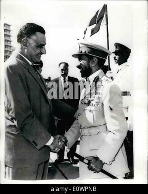 11 novembre 1963 - Haile Selassie voit Nasser ; à son retour de visite en Yougoslavie, l'Empereur Hailé Sélassié d'Ethiopie est de faire une visite de quatre jours la République arabe unie. La photo montre le président Nasser de l'UAR (à gauche) accueille l'Empereur Selassie I à l'aéroport du Caire. Banque D'Images