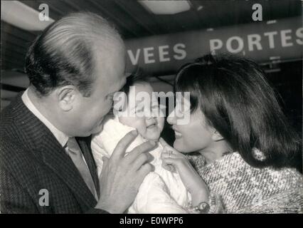 11 novembre 1963 - Keiko Kishi : réunion de famille à Orly. : La star franco-japonais Keiko Kishi est arrivé ce matin à l'aéroport d'Orly à Paris après deux mois d'un séjour à Tokyo où elle a été le tournage d'un film ''Flight 272'' une coproduction française japonais pour le TV-film son mari réalisateur Yves Ciampi a attendu son bébé à Orly avec leur fille âgée de 6 mois Delphine. Photo montre deux mois après une bonne réunion de famille à Orly : de gauche à droite : Yves Ciampi, fille Delphine et Keiko Kishi. Banque D'Images