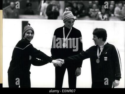 02 février 1964 - Jeux Olympiques d'Innsbruck. Slalom femmes. L'or et l'argent pour la France. L'on voit ici sont d'or Christine soeurs Goitschel, médaillés d soeurs Goitschel Marielle(qui se trouve être sa sœur) et Jean Saubert américain médaillé de bronze. Banque D'Images