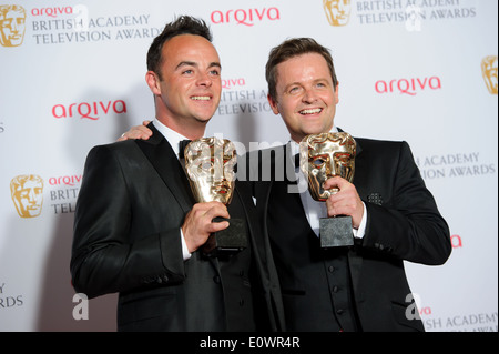 Anthony McPartlin et Declan Donnelly posent pour les photographes dans les gagnants prix de la British Academy Television Awards. Banque D'Images