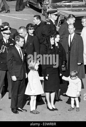 Jacqueline Kennedy lors de funérailles du Président Kennedy avec ses enfants Banque D'Images