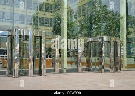 Entrée de bloc de bureau moderne en verre des portes tournantes via Banque D'Images