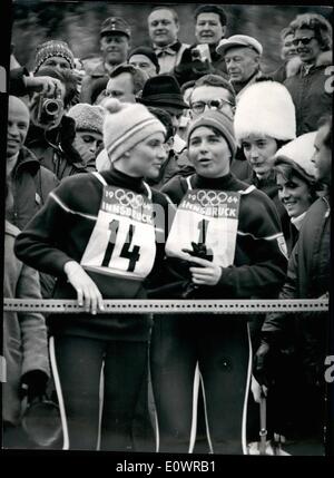 02 février 1964 - Jeux Olympiques d'Innsbruck, 1964 : le Slalom Dames Slalom Dames dans la Lizum Winn Christine Goitsche. La photo montre la F.L.N.R. Christine Goitsche (Goldmedaille) et Marielle soeurs Goitschel (Silvermedaille) Banque D'Images