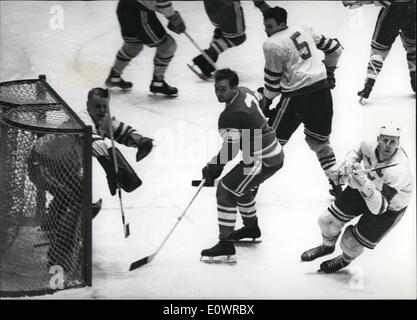 02 février 1964 -  Jeux Olympiques d'hiver - Innsbruck Jeux Olympiques d'hiver 1964 - URSS - Suède : grand combat entre l'équipe de hockey sur glace suédoise et l'UDSSR. Les Russes ont gagné le jeu de 4 à 4. L'image montre une scène avant l'objectif suédois. Banque D'Images