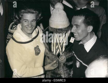 02 février 1964 - Jeux Olympiques d'hiver 1964 à Innsbruck en Autriche 3-gold medals : ensemble : Lidia Skoblikova (UDSSR) a obtenu la quatrième médaille d'or pour 3'000 m de patinage de vitesse (milieu) et a été demandé par Sjoukje Dijkstra (Nederland) médaille d'or de patinage artistique (à gauche) et François Bonlieu (France) vainqueur du slalom géant de l'homme (droit) Banque D'Images