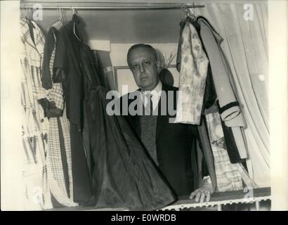 10 févr. 02, 1964 - Lausanne : première photo montre le soi-disant prince roumain Nicholas STURDZA photographié dans sa boutique de mode qu'il a utilisé pour courir à la  , Faubourg Saint-Honoré Paris. Il est maintenant avec le médecin suisse Savoy Lausanne devant le tribunal criminel sur  l'accusation og hâter  la mort du millionnaire américain veuve Mme Bird. Banque D'Images