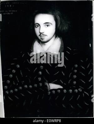 10 févr. 02, 1964 Four-Hundredth - anniversaire de Christopher Marlowe. Le seul portrait de l'existence : les quatre cent ans de la naissance de l'Elizabethan dramaturge Christopher Marlowe est célébré cette année. C'est le seul portrait de son connus pour être en existence et a été produit par un artiste inconnu en 1585 et porte préféré de Marlowe proverbe latin 'ce qui me nourrit me détruit''. La peinture a été ''perdu'' de près de quatre cents ans d'être redécouvert au cours du nettoyage de printemps de la Master's Lodge à Corpus Christie College de Cambridge en 1953 Banque D'Images