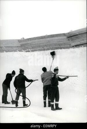 10 févr. 02, 1964 - Ixe Jeux Olympiques d'Innsbruck 1964 : la neige à Innsbruck est très rare. Maintenant il est nécessaire de réparer le Banque D'Images