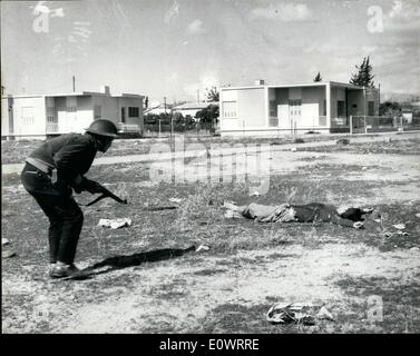 10 févr. 02, 1964 - Le massacre de Limassol. La ville de Limassol à Chypre a été le théâtre d'âpres combats comme le Turc 6 000 habitants ont livré une bataille perdue, désespérée contre les Grecs qui sont plus nombreuses que par environ cinq pour un. La 104 familles qui vivent dans le secteur turc ont été rapidement évacués de leurs foyers, les balles ont commencé à voler. Avec plus de 50 tués et 100 blessés turcs, un cessez-le-feu s'impose. Photo montre : un homme armé des tirets de l'autre côté de la rue près de le cadavre d'un Turk à Limassol. Banque D'Images