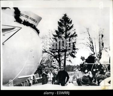 02 février 1964 - Le lancement si le premier sous-marin de passagers : Hier au Bouveret sur le Lac Léman, le mesosoaphe Août Piccard sous-marin a été lancé. Le bateau qui est le premier sous-marin de transport de passagers, sera l'une des principales attractions pour les visiteurs de la prochaine Exposition Nationale Suisse à Lausanne. Photo : Madame Piccard, veuve du célèbre explorateur sous-marin, le professeur Piccard, dont le fils a conçu et construit le bateau, effectue la cérémonie de lancement d'hier. Banque D'Images