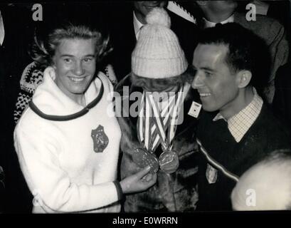 02 février 1964 - Jeux Olympiques d'hiver 1964 dans Innsburk/Autriche 3 médaillé d'ensemble. : Lidia Skoblikova (URSS) a obtenu la quatrième médaille d'or pour 3000m en patinage de vitesse (milieu) et a été demandé par Sjoukje Syjkstra (Nederland) médaille d'or de patinage artistique (à gauche) et Francios Bonlieu (France) vainqueur du slalom géant de l'homme (droit) Banque D'Images