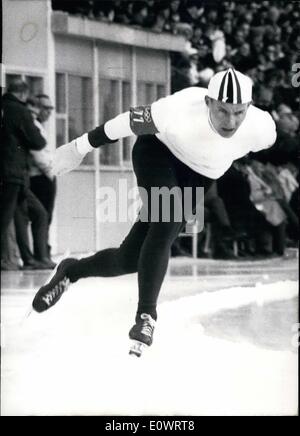 10 févr. 02, 1964 - IX - Jeux Olympiques d'hiver 1954 : Le gagnant Inssbruck d'or-médaille de 5000 m en patinage de vitesse est le Norvégien Knut Banque D'Images