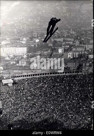 10 févr. 09, 1964 - IX. Jeux olympiques 1964 Winger à Innsbruck en Autriche derniers jours à Innsbruck : Avec ce grand événement spécial le sportly sur Big jump saut à ski hill le Berg-Isel IX. Jeux olympiques 1964 ailier étaient terminés. Le gagnant de la médaille d'or de Toralf Engan norvégien, médaille d'argent la finale, Kankkonen Veikko médaille bronce le Norvégien Torgeir Brandtzaeg. Photo montre le cavalier allemand Dieter Stolzenau, dernier il a sauté pas moins étonnamment il a été placé 4e. Banque D'Images