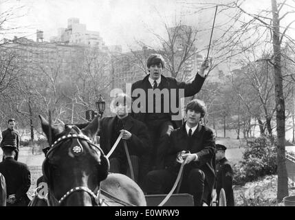 Les Beatles Ringo Starr, John Lennon et Paul McCartney en calèche dans Central Park Banque D'Images