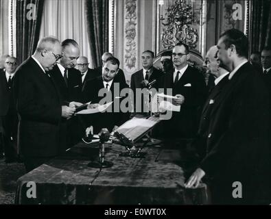 Le 12 décembre 1963 - leader démocrate-chrétien Aldo Moro a accepté de diriger l'Italie de nouveau gouvernement de centre-gauche réunissant socialistes dans le nouveau Cabinet. Leader socialiste Pietro Nenni a été nommé vice-Premier Ministre et socialiste Giuseppe Saragat a été nommé ministre des Affaires étrangères. Ce matin à Quitinale Président italien Antonio SEGNI reçu le nouveau serment d'allégeance. givernment OPS : l'honorable Saragat jure. à droite le président Segni et premier ministre Moro. Banque D'Images