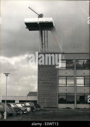 Le 12 décembre 1963 - Le centre de Lannion reçoit les signaux de l'espace : Tiros 8 études météorologiques Centre à Lannion est le seul du genre en Europe. Pour la première fois et immédiatement après le lancement du satellite TIROS 8 au Cap Kennedy, ses signaux ont été reçus. Photos de masses nuageuses prises par Tiros 8 à une hauteur d'environ 475 kilomètres et couvrant un diamètre de 3 kilomètres sont maintenant prévu. La photo montre l'antenne du centre météorologique à Lannion. Banque D'Images