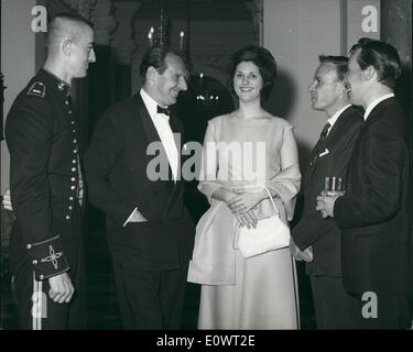 Avril 04, 1964 Washington - Réception pour Shakesperean company : après leur première représentation à Washington, membres de la Royal Shakespeare Company de tournées ont été envisagés lors d'une réception à l'ambassade britannique. Photo présente à l'accueil (de gauche à droite) Linda Bird Johnson ; le fiancé de l'Ambassadeur britannique Lord Harlock ; la fille du président Linda Bird Johnson ; et deux membres de la distribution, Alec McCowan et Ian Richardson. Banque D'Images