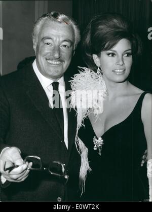 Avril 04, 1964 - Rome : les stars du film ''Le plus grand ensemble de tous'' ont été présentés à la presse. Ils sont Vittorio De Sica (un vieux gangster), Edward G. Robinson (les professeurs de l'ganga..), et la dernière superstar Raquel Welch (la femme de la bande ...) Photo montre Vittorio De Sica et Raquel Welch. Banque D'Images