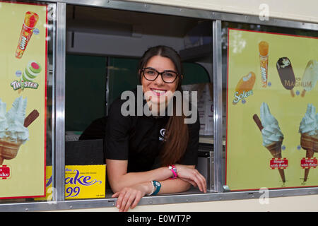 Chelsea, London, UK. 20 mai 2014,un vendeur de crème glacée à la RHS Chelsea Flower Show 2014 Credit : Keith Larby/Alamy Live News Banque D'Images