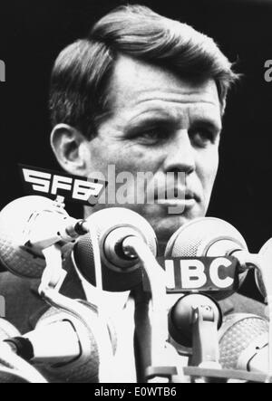 Le sénateur Robert F. Kennedy donne un discours public à Berlin Banque D'Images