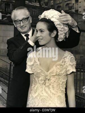 Avril 04, 1964 - Le Duc de Bedford à Debs dress show. Le duc de Bedford était compering la répétition générale de la Berkeley Debutante Dress show à l'hôtel Berkeley à Londres ce matin. Les robes sont de la collection de printemps et d'été de Christian Dior. La photo montre le duc de Bedford avec Jessica Kitson modélisation qui est ''Pavillon de la Cascade'', une longue soirée robe de dentelle blanche. Banque D'Images