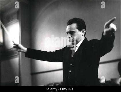 Mar. 03, 1964 - Lorin Maazel à mener au Festival Hall. : Lorin Maazel, le chef américain de 33 ans, est arrivé à Londres la nuit dernière (mardi) et est vue ici à répéter avec l'Orchestre symphonique de Londres ce matin pour demain en concert au Royal Festival Hall. M. Maazel a été d'avoir joué un concerto pour violon de Mozart tout en menant, mais disloqué le coude dans une chute alors que le tourisme au Japon il y a quelques mois. Un autre violoniste Mozart Gyorgy Pauk. M. Banque D'Images