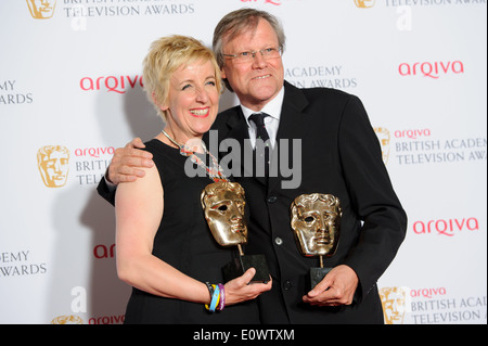 Julie et David Hesmondhalgh Neilson poser pour les photographes dans les gagnants prix de la British Academy Television Awards. Banque D'Images